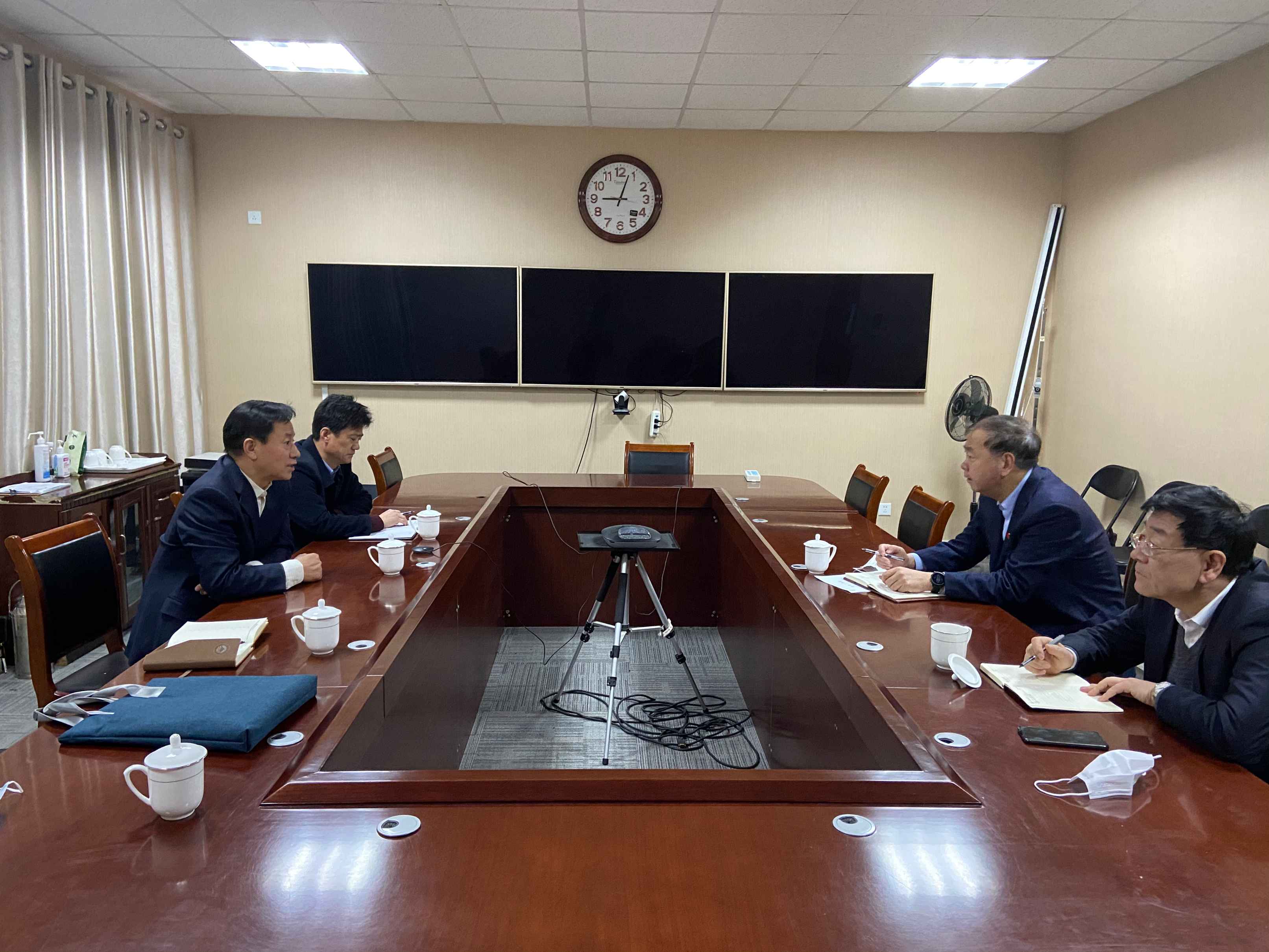 足球365领导带队赴山东大学(青岛校区 )和青岛大学考察学习食堂运行管理工作 足球365领导带队赴山东大学(青岛校区 )和青岛大学考察学习食堂运行管理工作