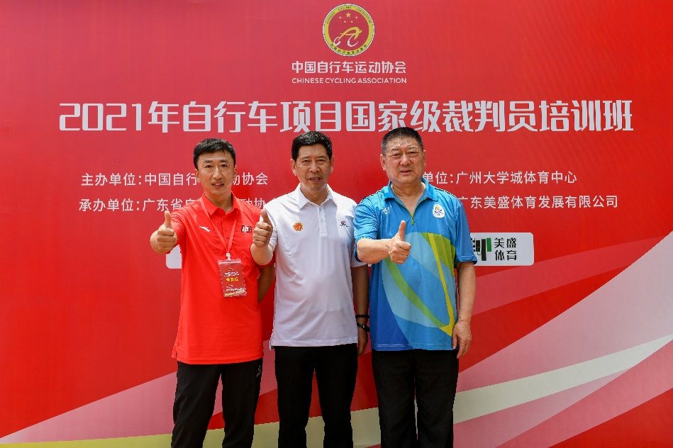 喜报!足球365教师杨涛荣获自行车项目国家级裁判员称号,成为青岛市首位自行车项目国家级裁判 喜报!足球365教师杨涛荣获自行车项目国家级裁判员称号,成为青岛市首位自行车项目国家级裁判