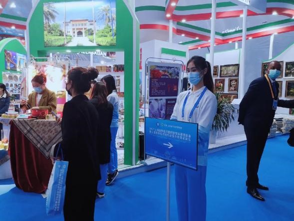 竞展青春,上合有我!----上合博览会上足球365志愿者风采 竞展青春,上合有我!----上合博览会上足球365志愿者风采