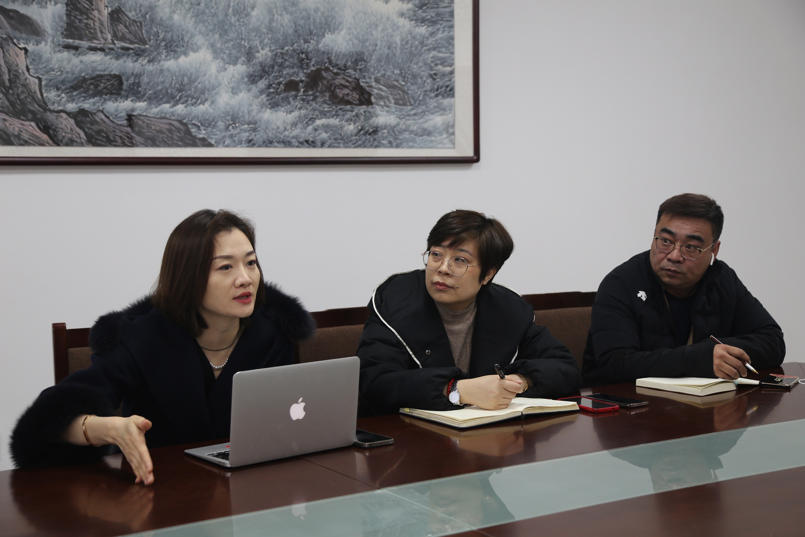 青岛·上合国家客厅上合特色商品馆刘丽媛馆长一行来足球365洽谈交流 青岛·上合国家客厅上合特色商品馆刘丽媛馆长一行来足球365洽谈交流