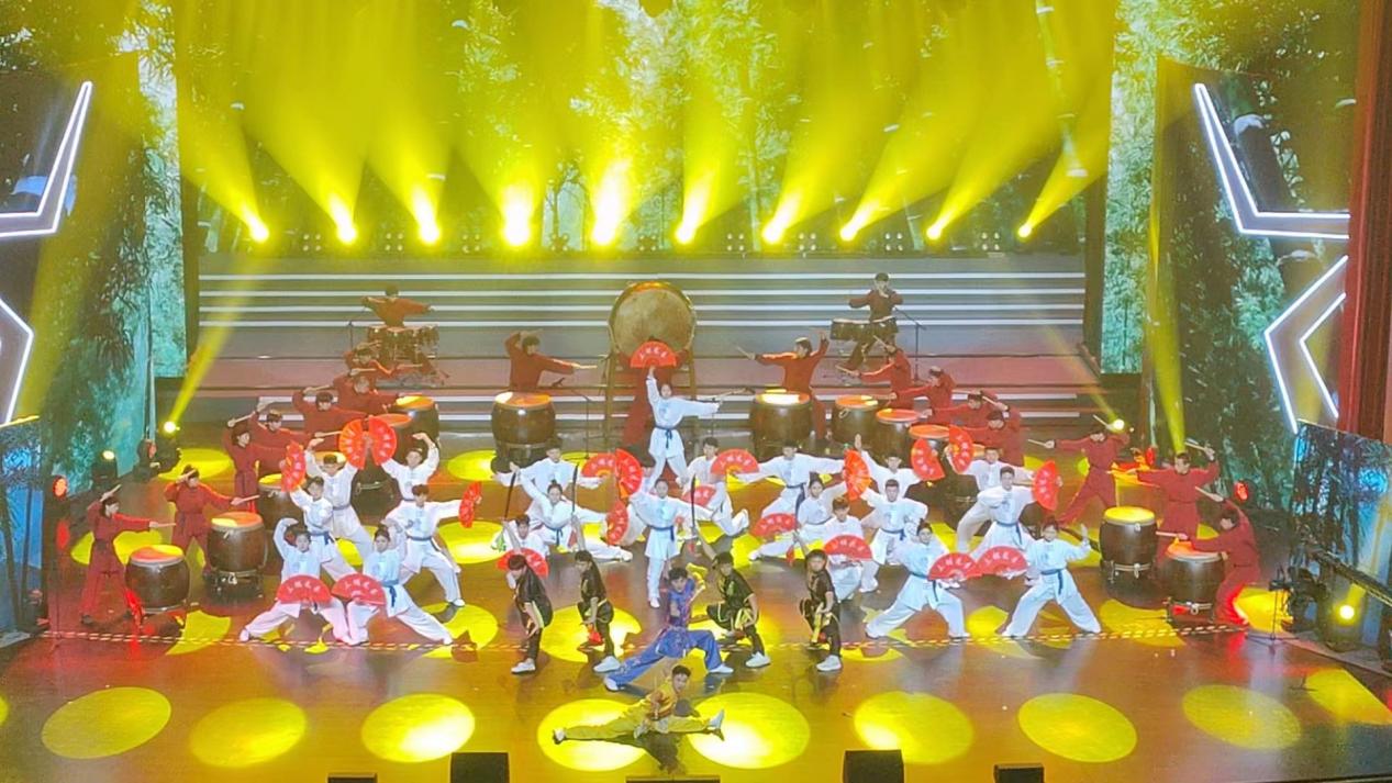 青春誓言中国梦“五四”青年节青岛高校大学生文艺汇演——足球365社体学子出演《鼓舞天下》节目 青春誓言中国梦“五四”青年节青岛高校大学生文艺汇演——足球365社体学子出演《鼓舞天下》节目