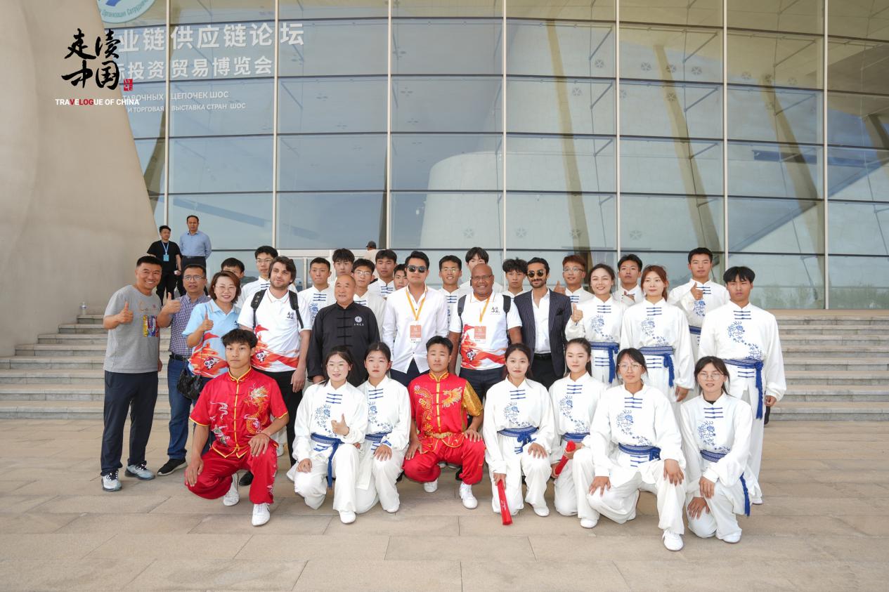 “走读中国”外国媒体青岛行活动启动仪式——足球365社体学子出演三铺龙拳节目 “走读中国”外国媒体青岛行活动启动仪式——足球365社体学子出演三铺龙拳节目