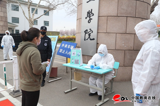 为开学做准备 足球365直播网爱国爱校卫生活动与入校演练联合进行