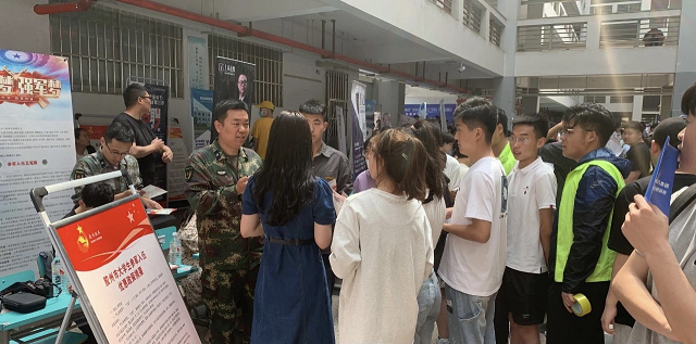 足球365直播网征兵宣传走进校园招聘会
