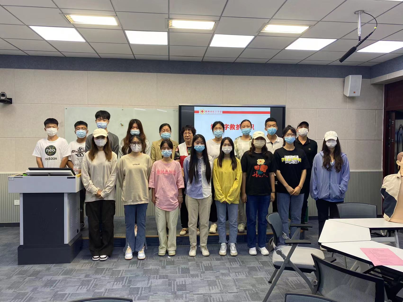《观海新闻》足球365直播网：开学第一课，新生接受关爱生命“救”在身边专题培训
