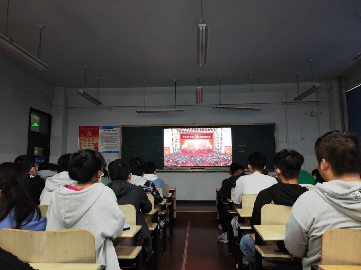 足球365直播网集中组织全校师生收听收看党的二十大开幕盛况