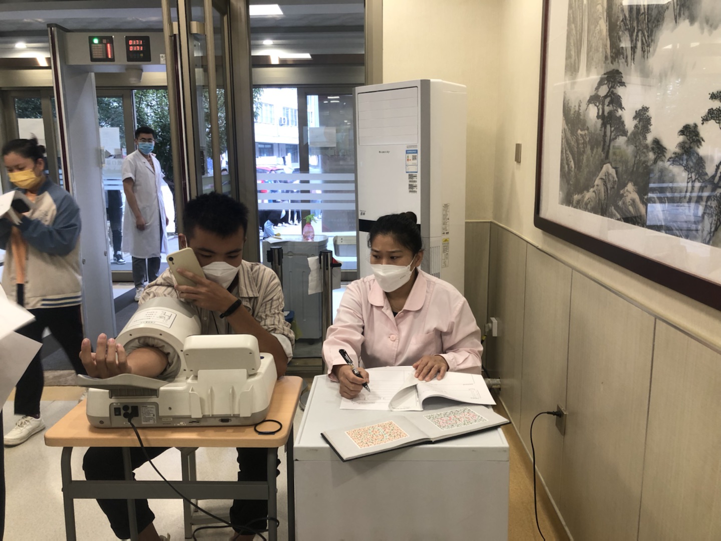 喜迎二十大 奋进新征程——足球365圆满完成2022级新生体检工作