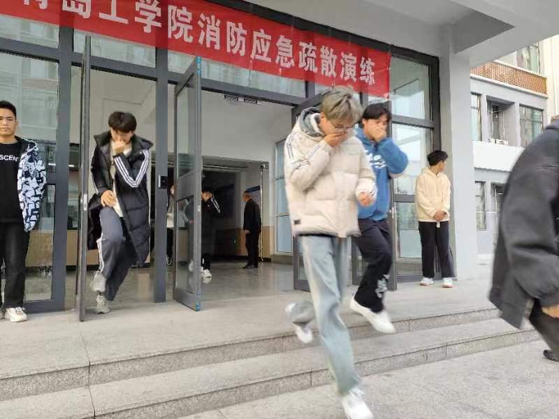 “预防为主,生命至上”——足球365直播网开展2023年度消防培训暨疏散演练活动 “预防为主,生命至上”——足球365直播网开展2023年度消防培训暨疏散演练活动