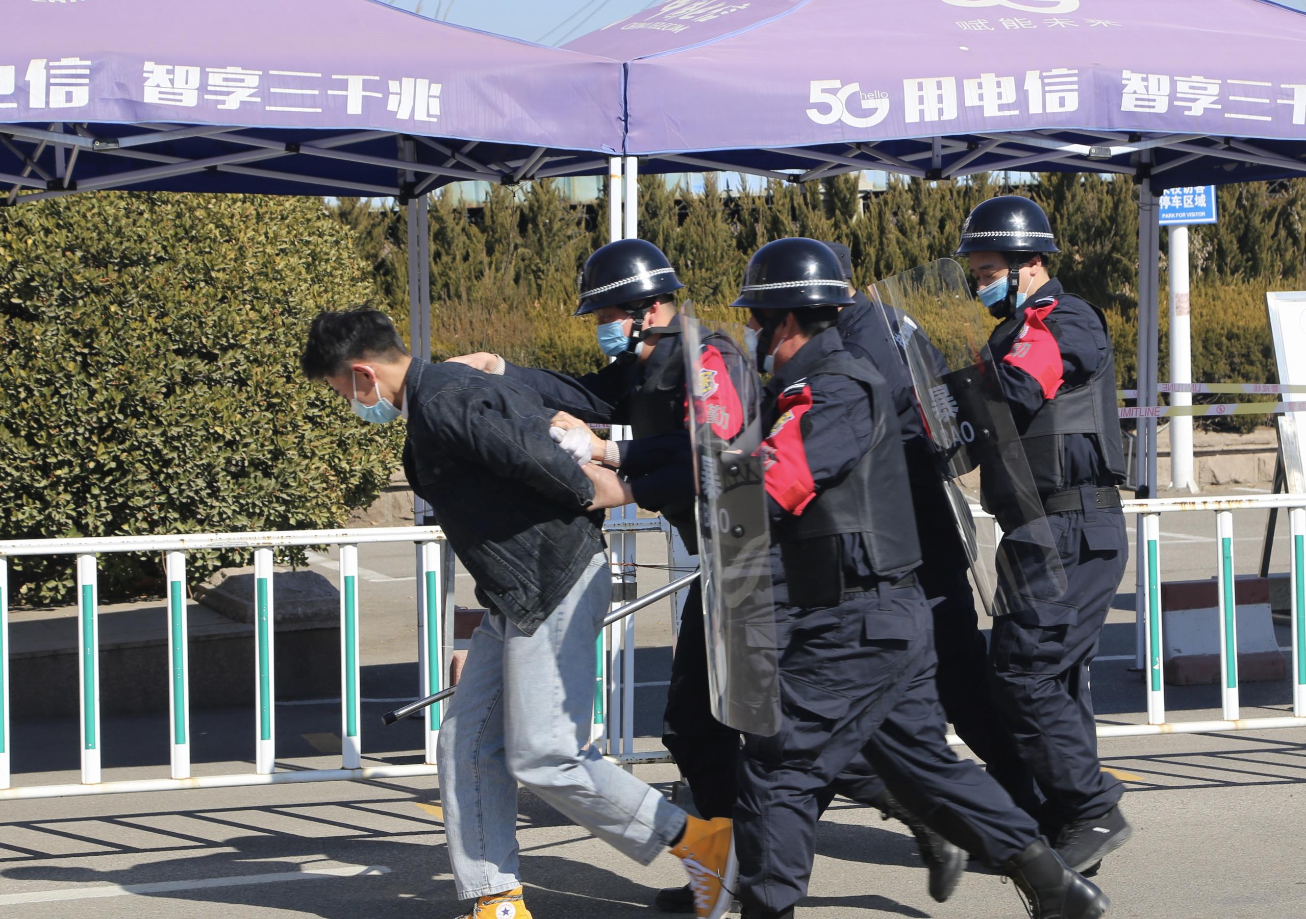 足球365直播网开展反恐防暴演练 足球365直播网开展反恐防暴演练