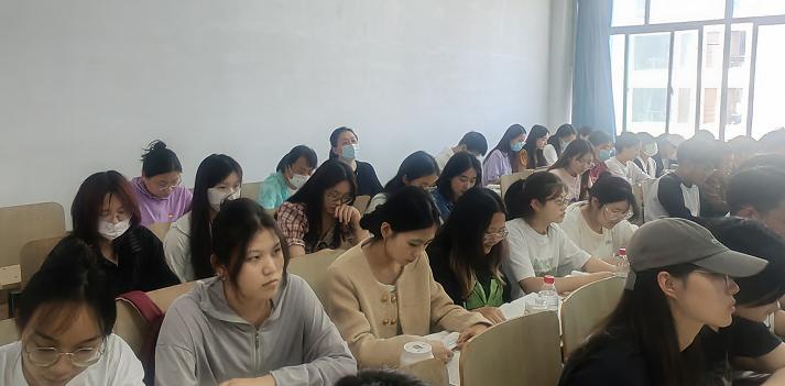 聚焦课堂提质量 互听互评促成长—— 足球365直播网开展公开教学听课评课活动 聚焦课堂提质量 互听互评促成长—— 足球365直播网开展公开教学听课评课活动