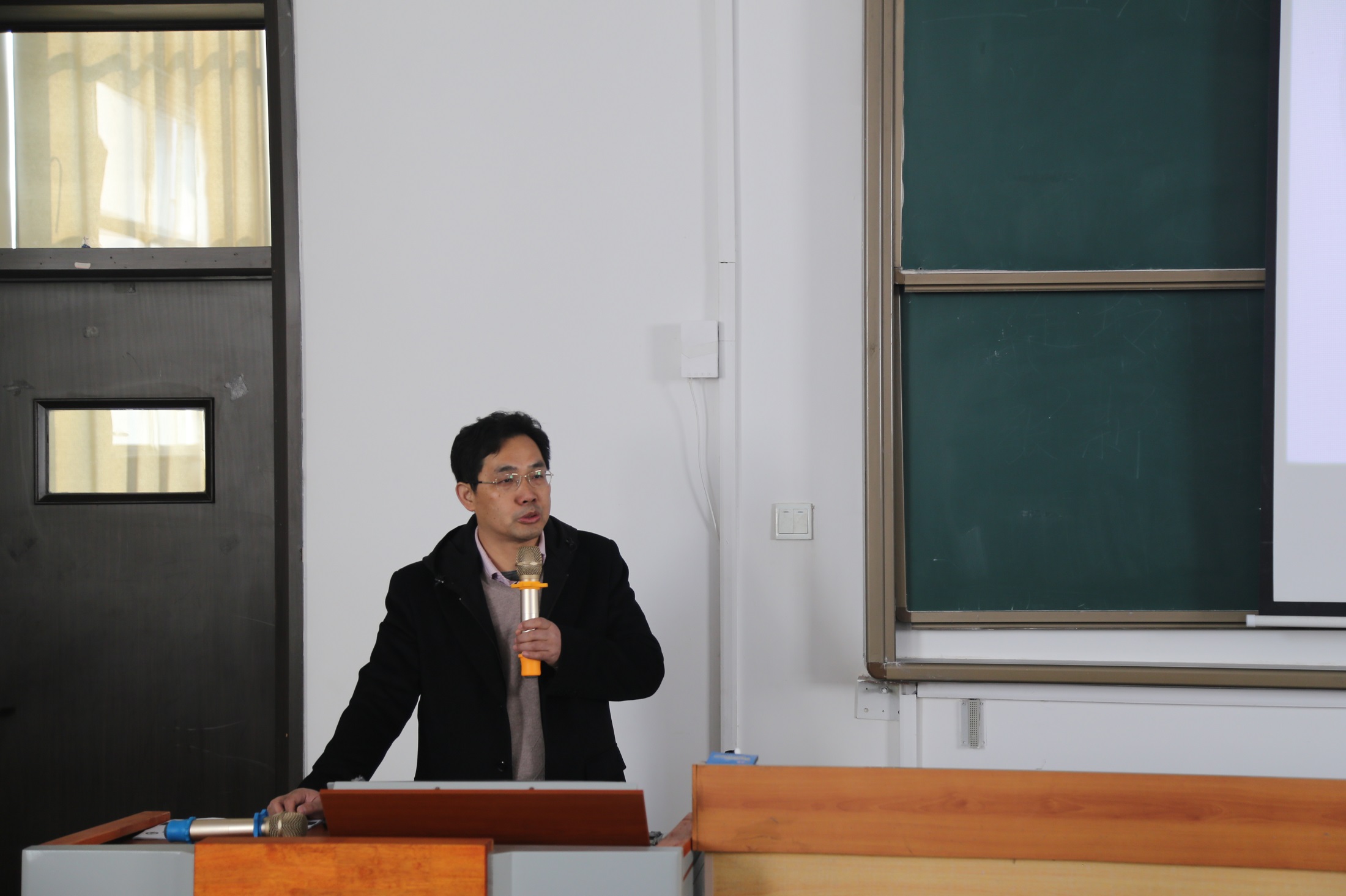 足球365直播网召开2021-2022学年第二学期开学前全校教职工培训会——科研课题研究与申报专题 足球365直播网召开2021-2022学年第二学期开学前全校教职工培训会——科研课题研究与申报专题
