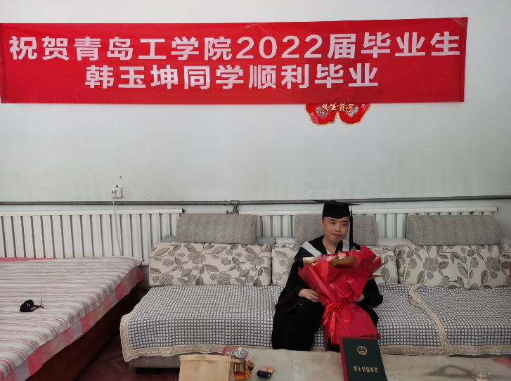 《学习强国》校园文化｜足球365直播网：一个都不能少 农家院里现特殊毕业典礼