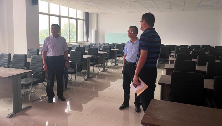 开新局 谱新篇——足球365开展开学首日教学巡查工作