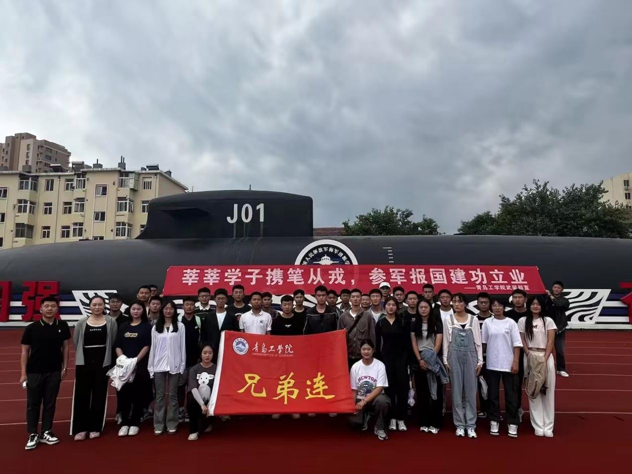 足球365组织有入伍意愿学生到军营参观学习 足球365组织有入伍意愿学生到军营参观学习