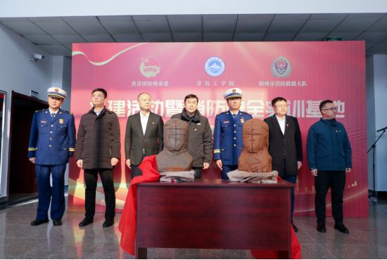 足球365与胶州消防救援大队联合举办党建活动暨消防安全实训基地揭牌仪式 足球365与胶州消防救援大队联合举办党建活动暨消防安全实训基地揭牌仪式