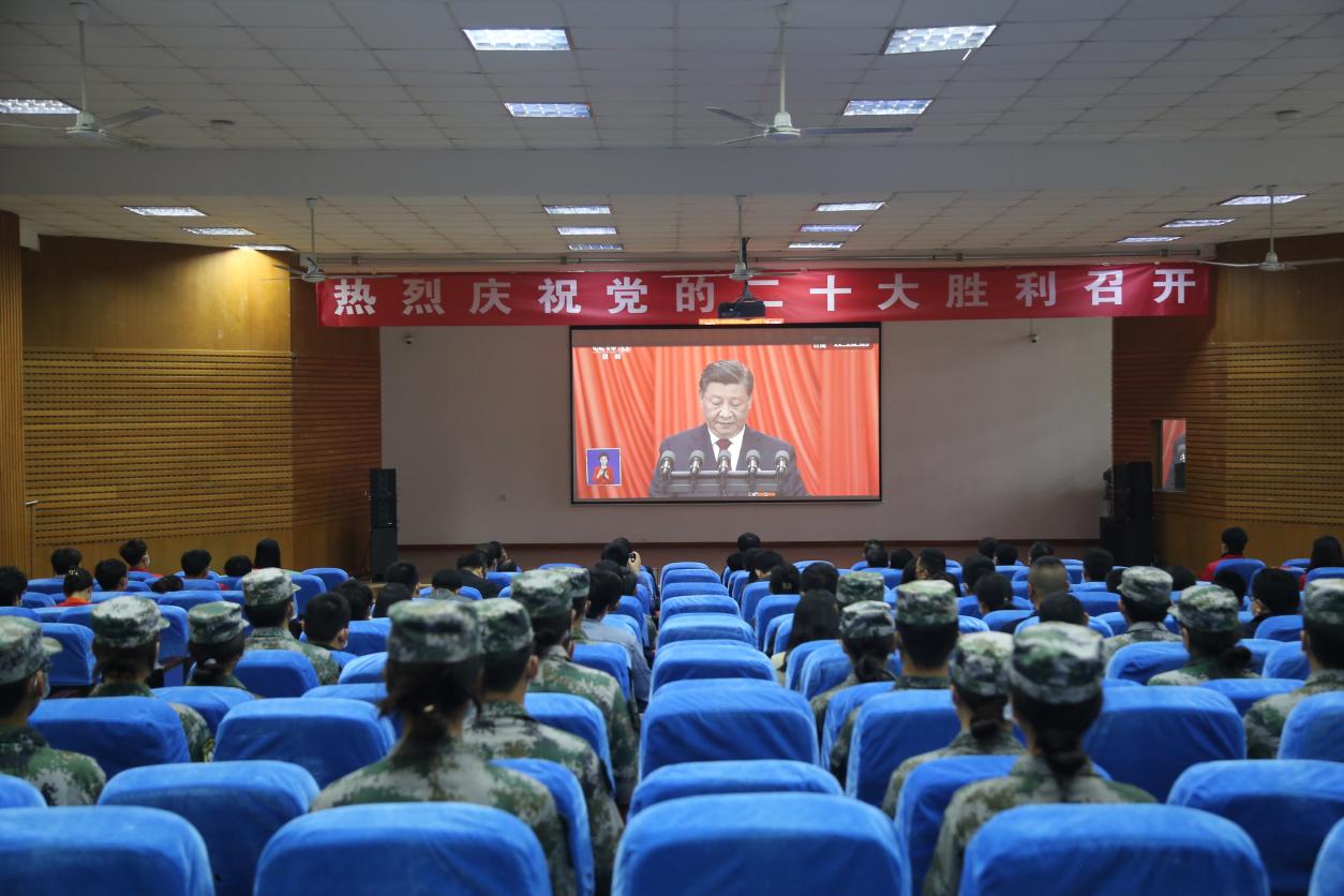 足球365直播网集中组织全校师生收听收看党的二十大开幕盛况