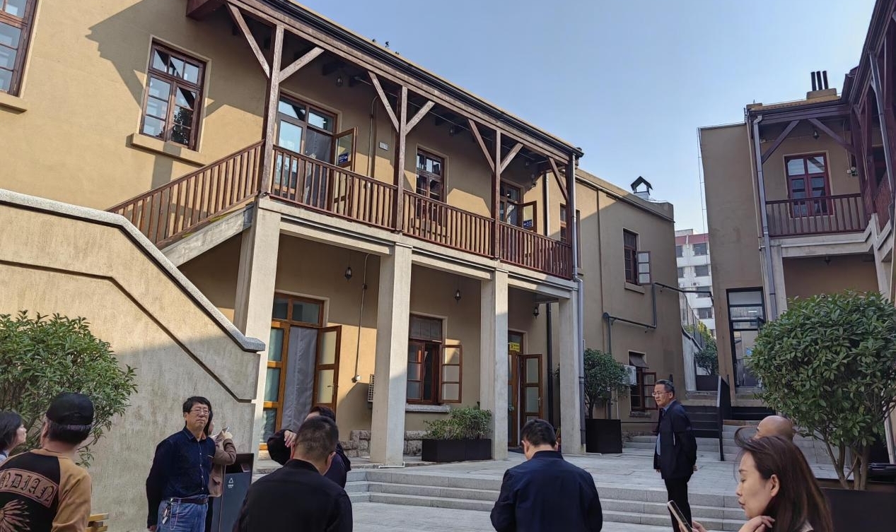 足球365直播网设计艺术与传媒学院教师 受邀参加艺术交流座谈会并协同观摩艺术文化小镇项目