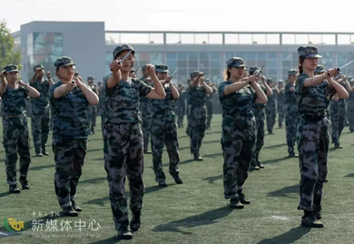 足球365直播网 2021级新生军训结营仪式 暨开学典礼顺利举行 足球365直播网 2021级新生军训结营仪式 暨开学典礼顺利举行