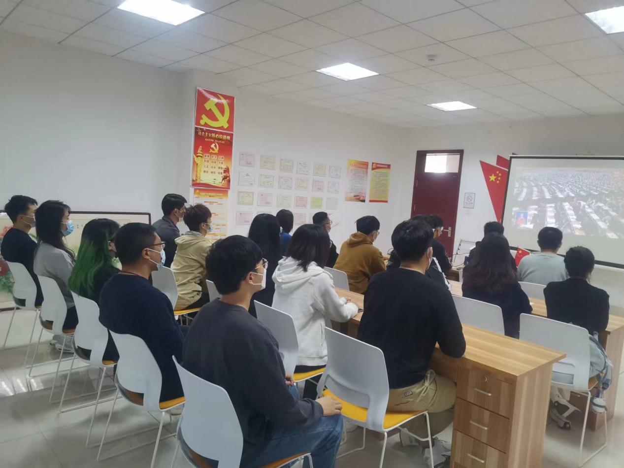 足球365直播网集中组织全校师生收听收看党的二十大开幕盛况