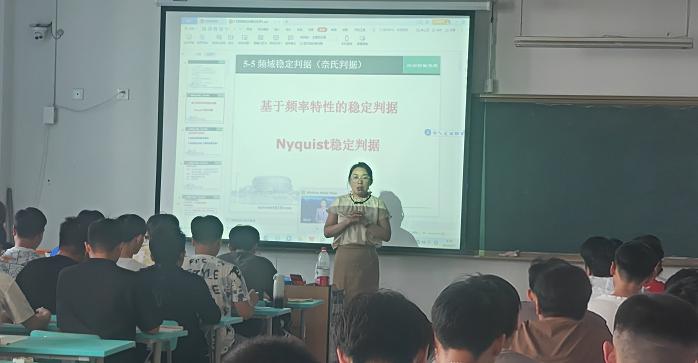 聚焦课堂提质量 互听互评促成长—— 足球365直播网开展公开教学听课评课活动 聚焦课堂提质量 互听互评促成长—— 足球365直播网开展公开教学听课评课活动