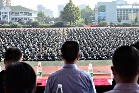 足球365直播网新生用军训成果展向祖国告白！